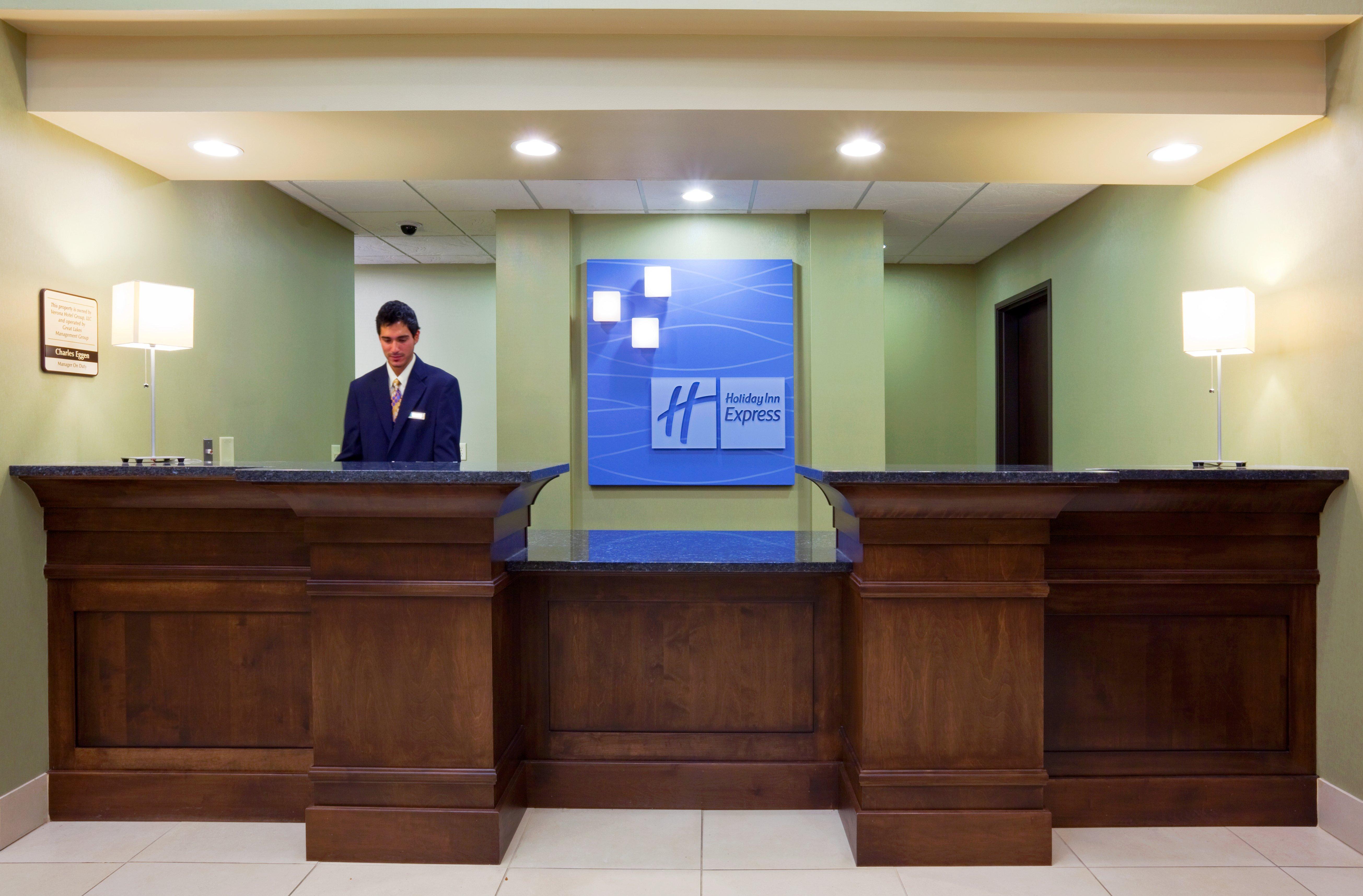 Holiday Inn Express & Suites Madison-Verona By Ihg Exterior foto