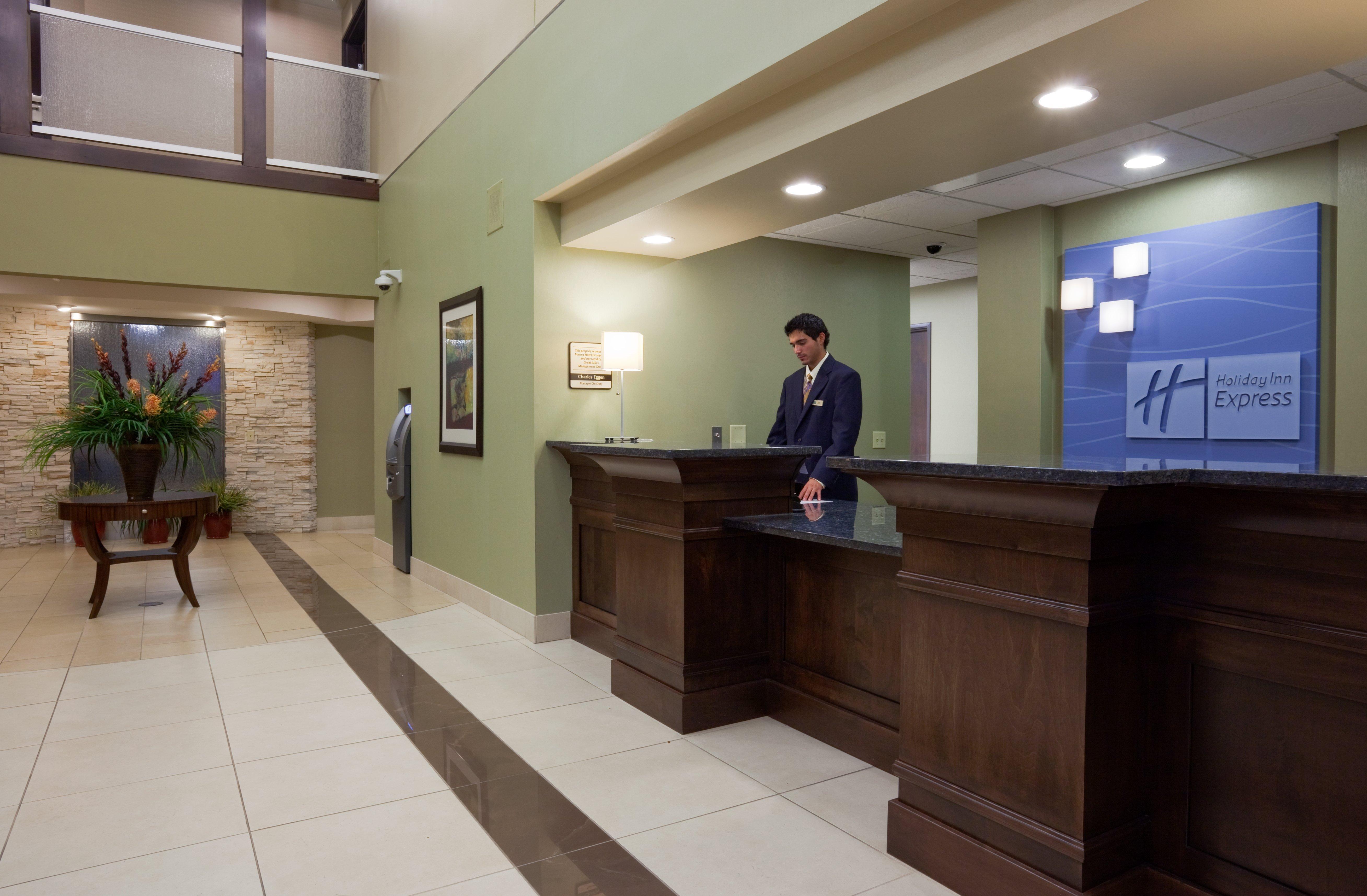 Holiday Inn Express & Suites Madison-Verona By Ihg Exterior foto
