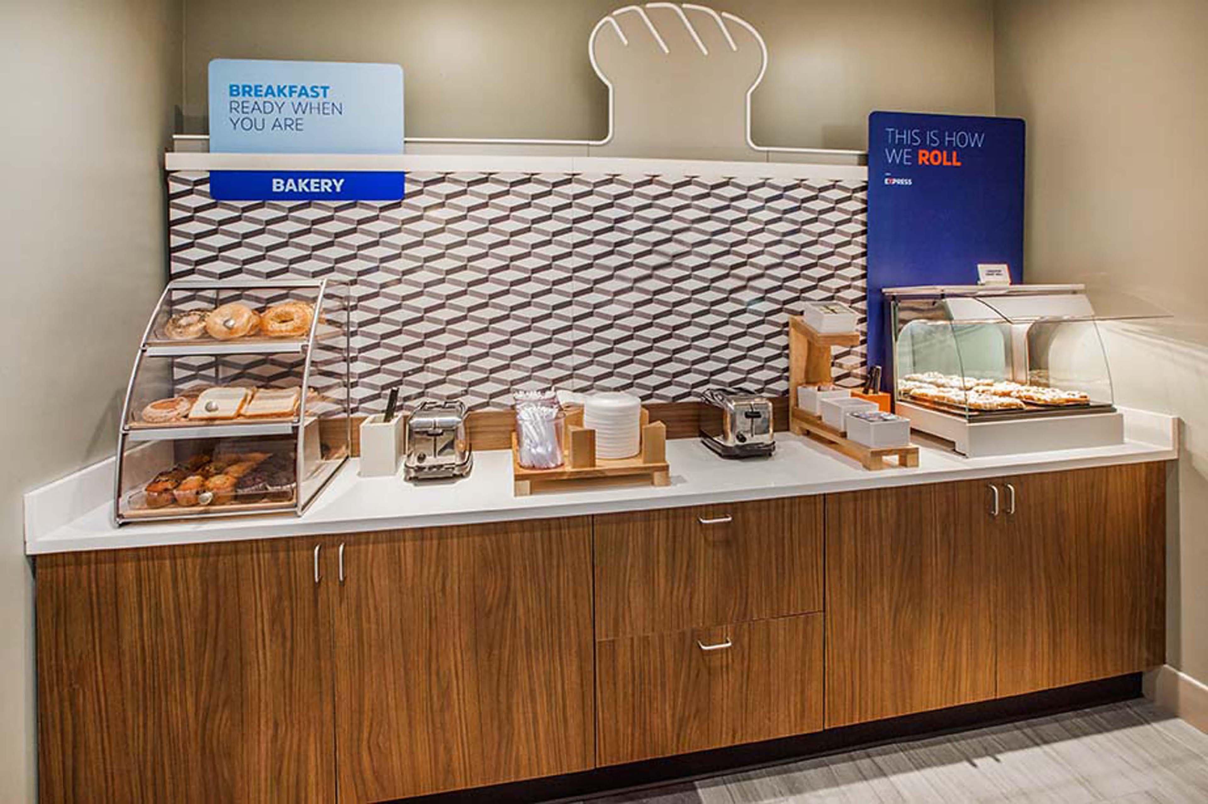 Holiday Inn Express & Suites Madison-Verona By Ihg Exterior foto